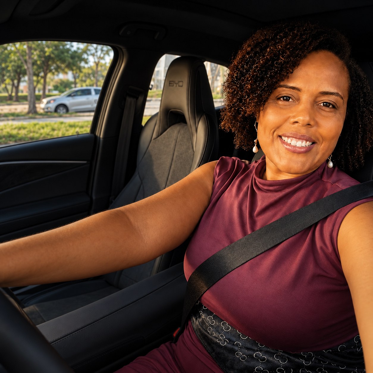 Fernanda Antão, fundadora da Estoque Online, sorrindo ao volante